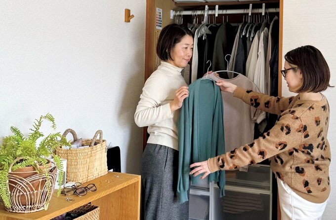 クローゼットの前で服を選ぶ2人の女性
