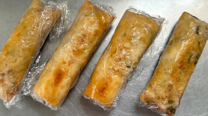 揚げてラップで包んだ食品