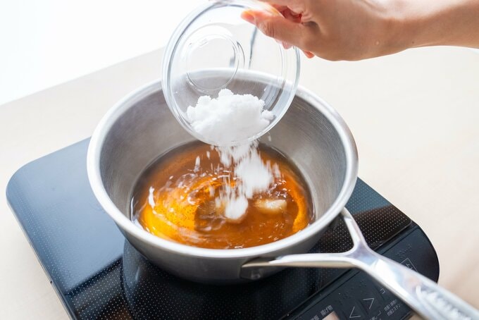 鍋に砂糖を入れている