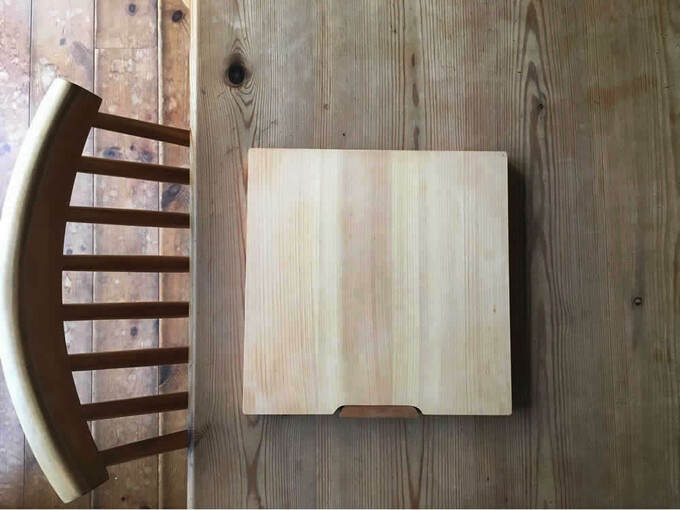 四万十ひの木でできた正方形のまな板の様子