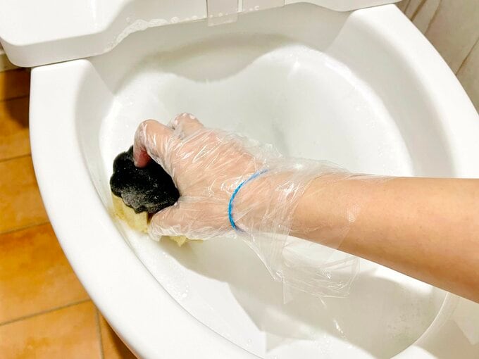 捨てる前のキッチンスポンジでトイレを拭く様子