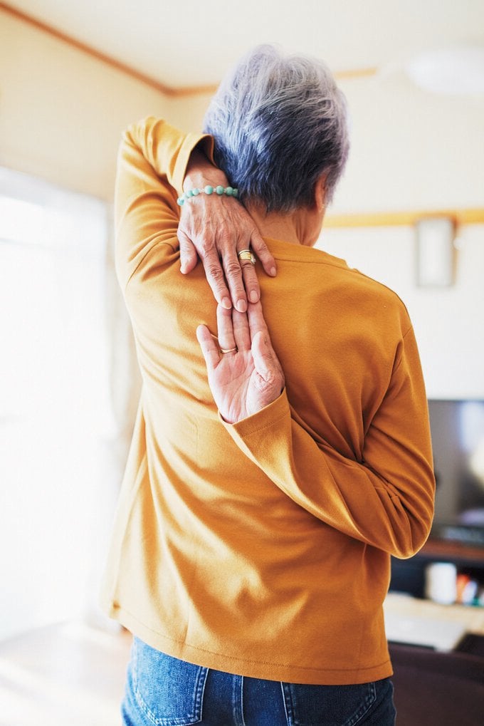 背中に腕をまわす様子