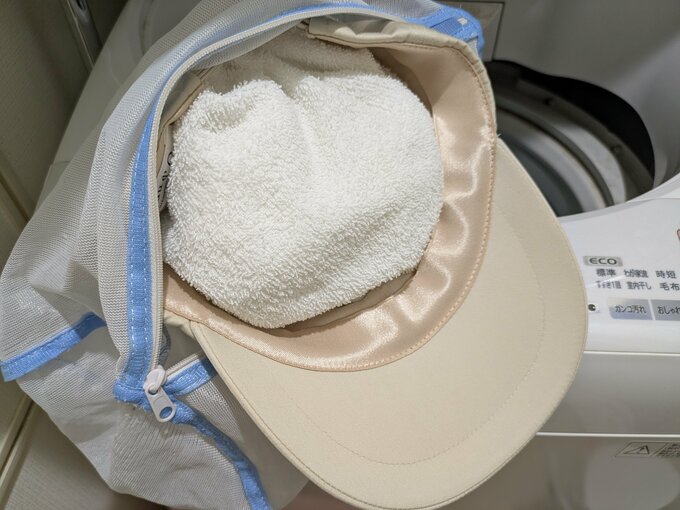 洗うために頭にタオルを詰めた帽子