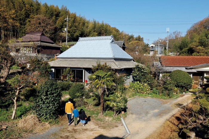 のびのび、楽しい。茅葺屋根の古民家を「高い天井＆50畳の大空間」にリノベ | ESSEonline（エッセ オンライン）