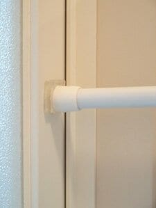 両面粘着ゴム(耐震用)を使っています。
