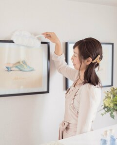 ハンディモップで家具のホコリを払う