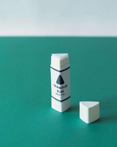 すみまできれいに塗れる三角のスティックのりが便利