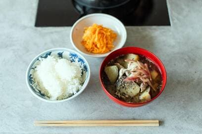 ナスが主役！有賀薫さんの手間を省いたごちそうみそ汁