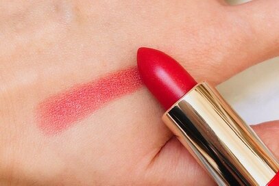 旬の赤リップも！コンビニ限定コスメがあなどれない