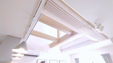 吹き抜けは天幕カーテンがおすすめ。冷暖房が効いて、快適な暮らしに