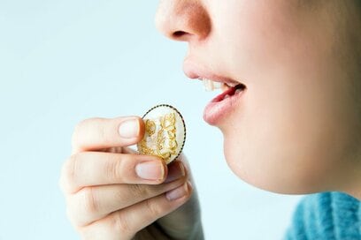 「息をかけてからつける」？　知ってると便利な接着剤の使い方