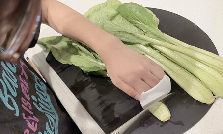 子どものお手伝いを安全に。「包丁が指に触れない」セリアの便利アイテム