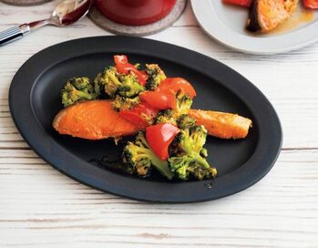 鮭と彩り野菜の冷凍コラボ。平日夜のごはんがパパッと完成