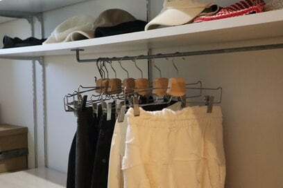 40代、「なんとなく買い」をやめられた基準3つ。余分な服も来客用の布団も見直し