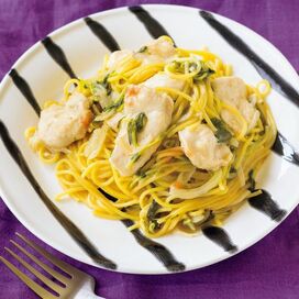 さっぱり梅味の「和風下味冷凍パスタ」。鶏むね肉と豆苗で節約になる