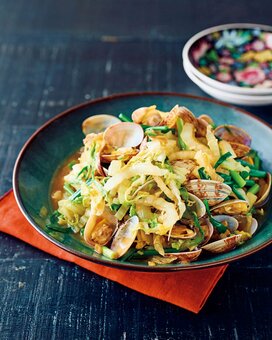 白菜とアサリのザーサイ蒸し。うま味たっぷりの簡単中華レシピ