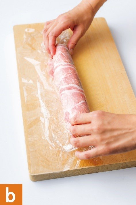 ラップで全ての食材を巻いているところ