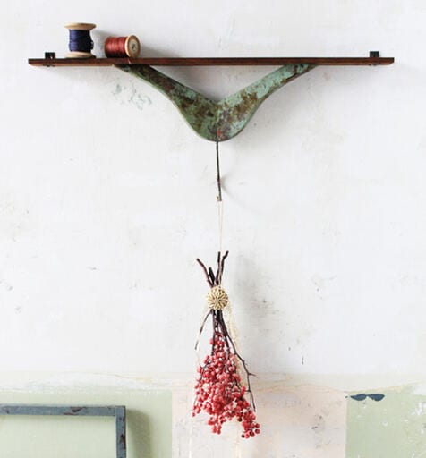 飾り棚とフックをうまく利用して、インテリア性の高いユニークなレイアウトを演出