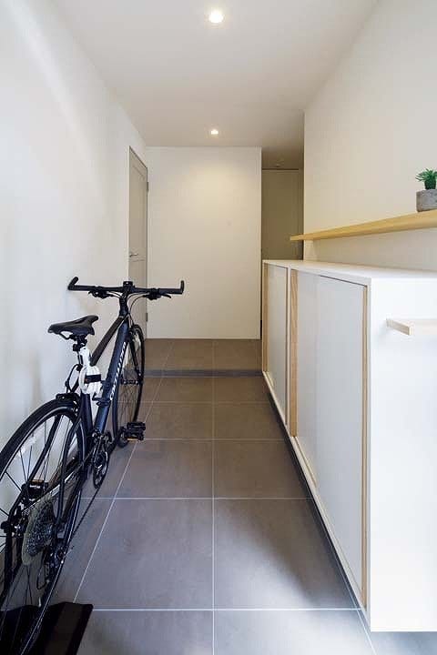 自転車を持ち込めるタイル敷きの玄関