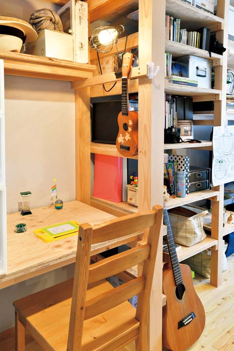 造作家具の一部として設けた子ども部屋のデスク