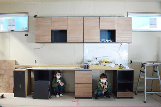 自分の机を持てた子どもたちは大はしゃぎ