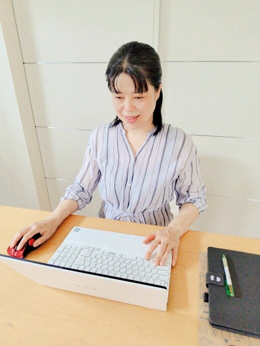 パソコン作業をする女性