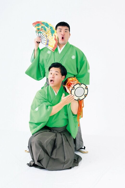 すゑひろがりずお2人、センスを持つ三島達矢さんと小鼓を持つ南條庄助さん