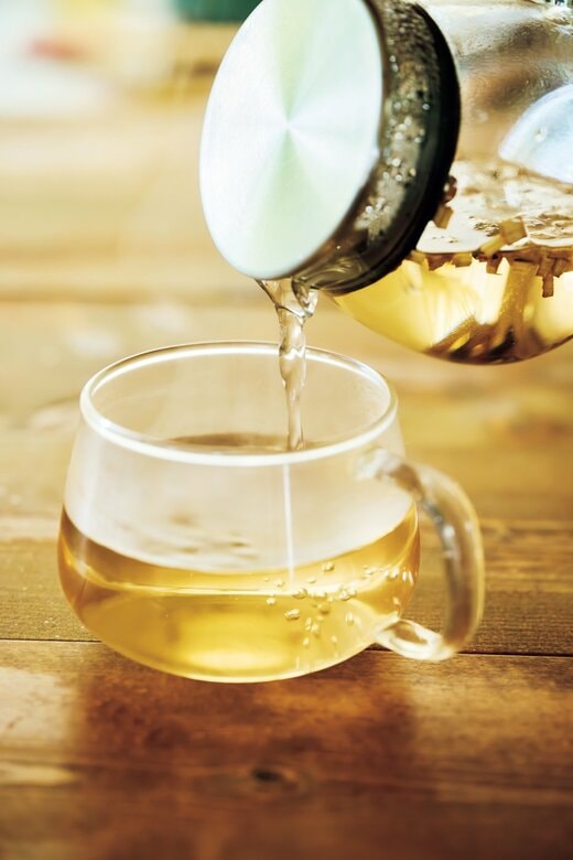 ティーポットのお茶をガラスカップにそそぐ様子