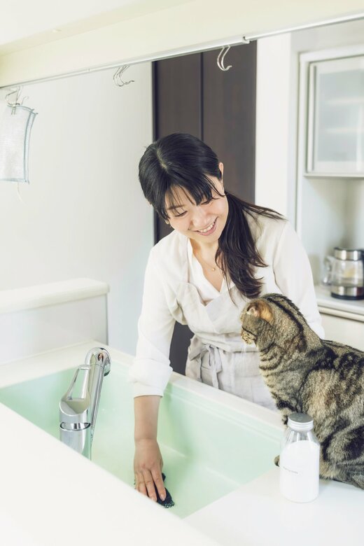 シンクをメッシュクロスで掃除する本橋ひろえさん