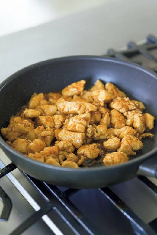 味付けされた鶏胸肉をフライパンで焼く様子