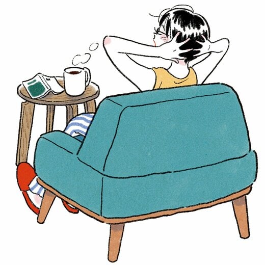 ソファに座ったままマッサージする女性