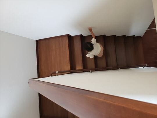 二世帯住宅の階段を上る子ども