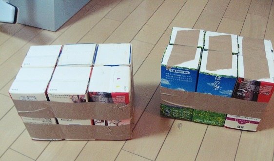 ガムテープでまとめた牛乳パック