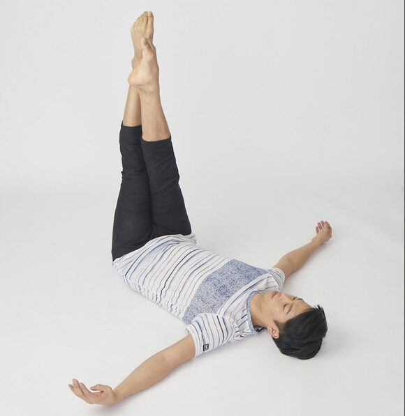 2.ハサミのように脚を交互に交差する(回数の目安:10回)