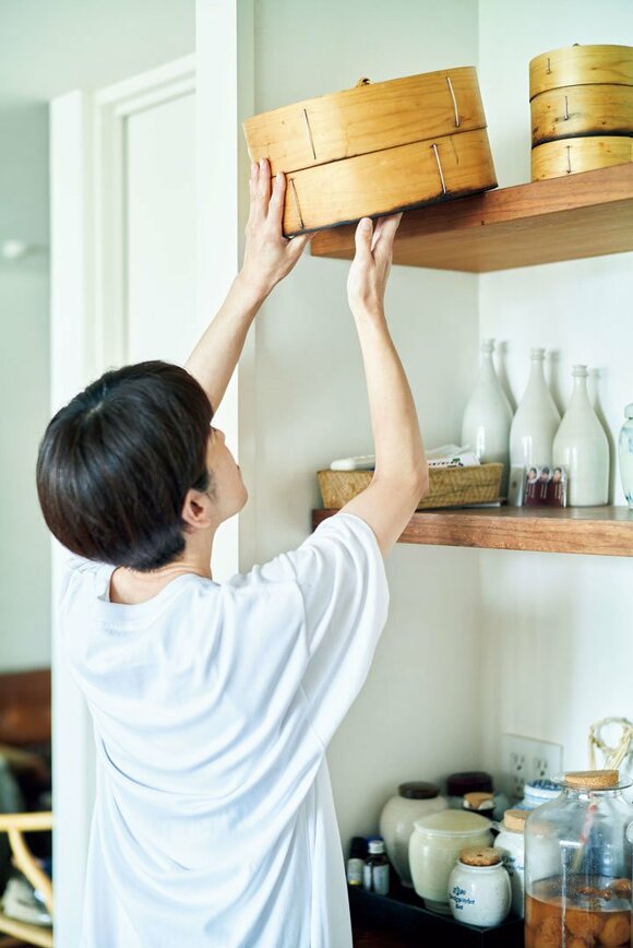 カゴを取り出す女性
