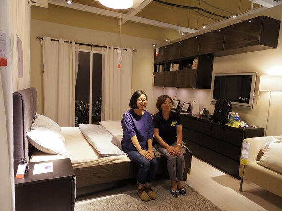 同じベッドで眠るなんて何年ぶりだろう、と笑うお二人。