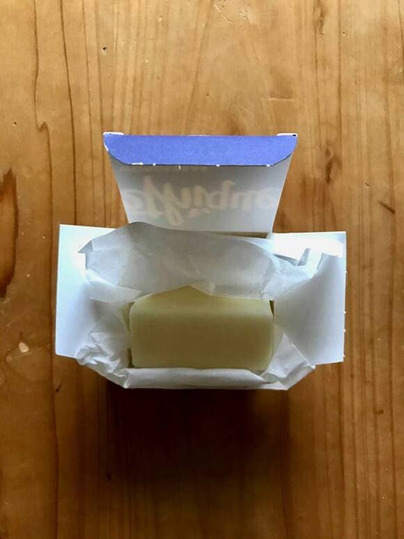 箱の中に固形シャンプー