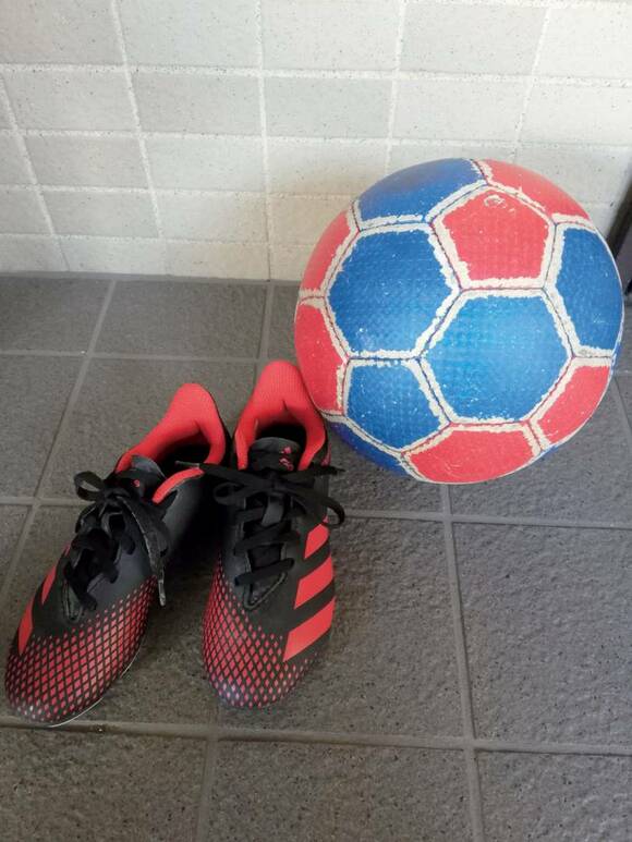 サッカーシューズとボール