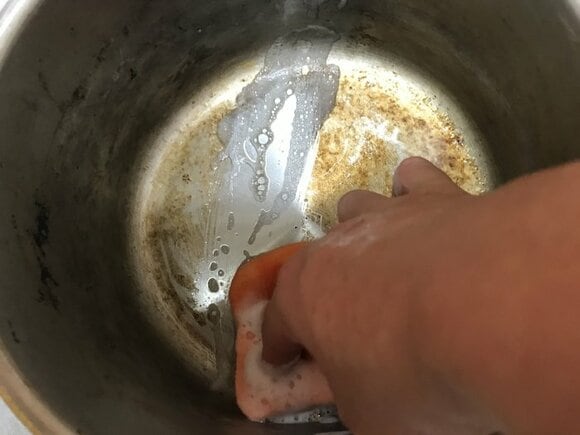 洗剤とお湯で洗い流します