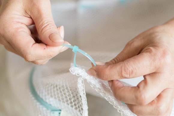 折り返した洗濯ネットを左右計6か所ほど結束バンドでとめる