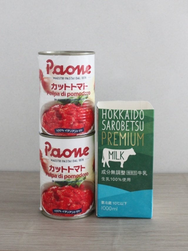 カットトマト缶の隣に牛乳パック