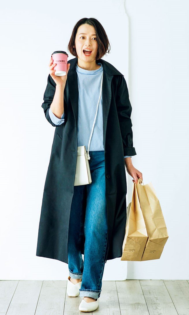 口を開ける女性