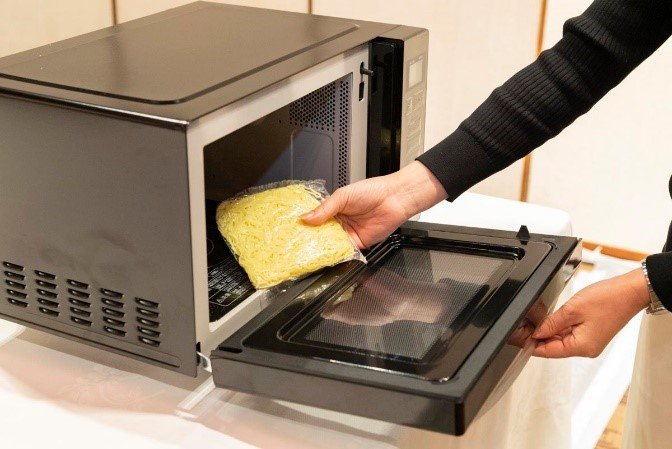 電子レンジに麺を入れる様子