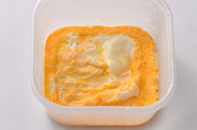 耐熱容器に卵を