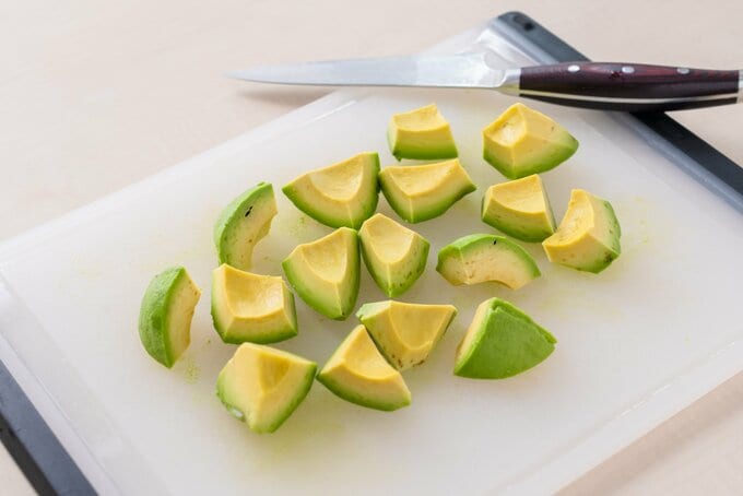 アボカドをひと口大に切る