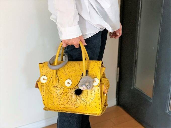 黄色いバッグを持つ様子