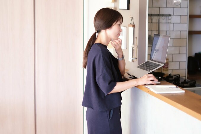 立ちながら仕事をするまあちさん