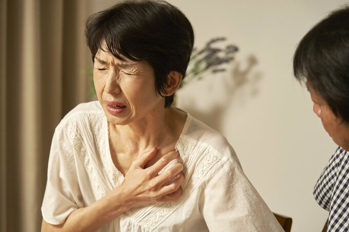 心筋梗塞に苦しむ女性