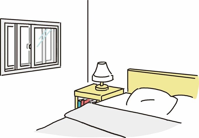 交通量の多い道路が近くにある家の窓