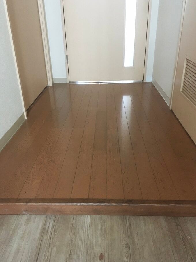 玄関だけ段差がありますが、低くて安心。